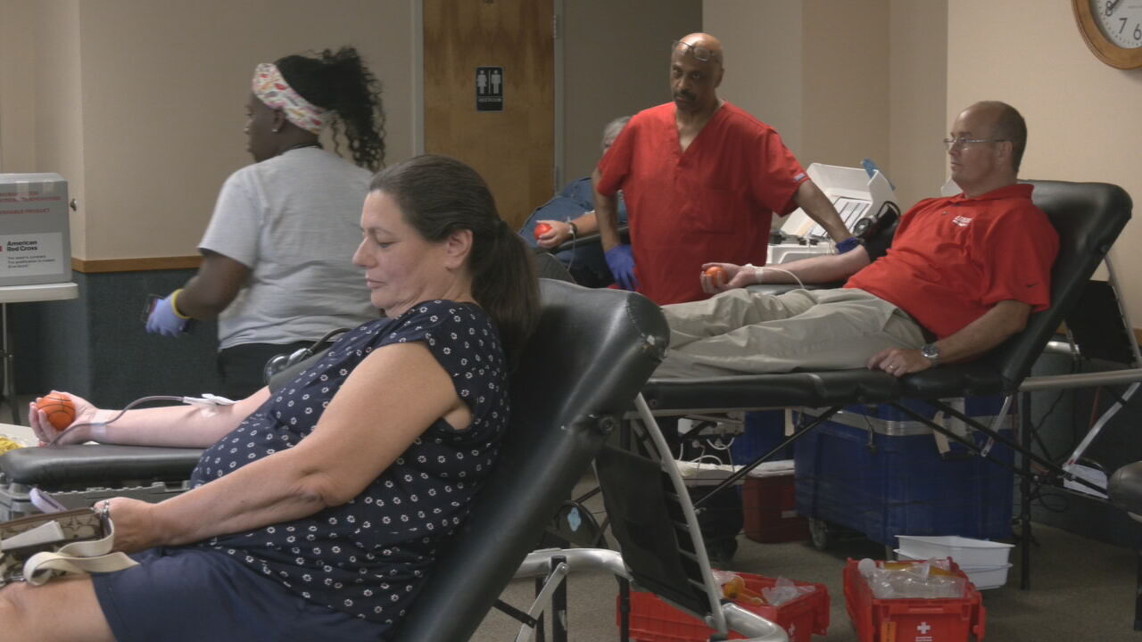 Clarksville Police edge out firefighters in annual 'Battle of the Badges' blood drive